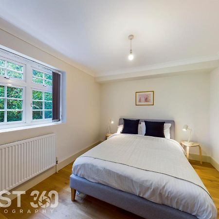Redhill Town Centre Apartment By Livingo Bagian luar foto