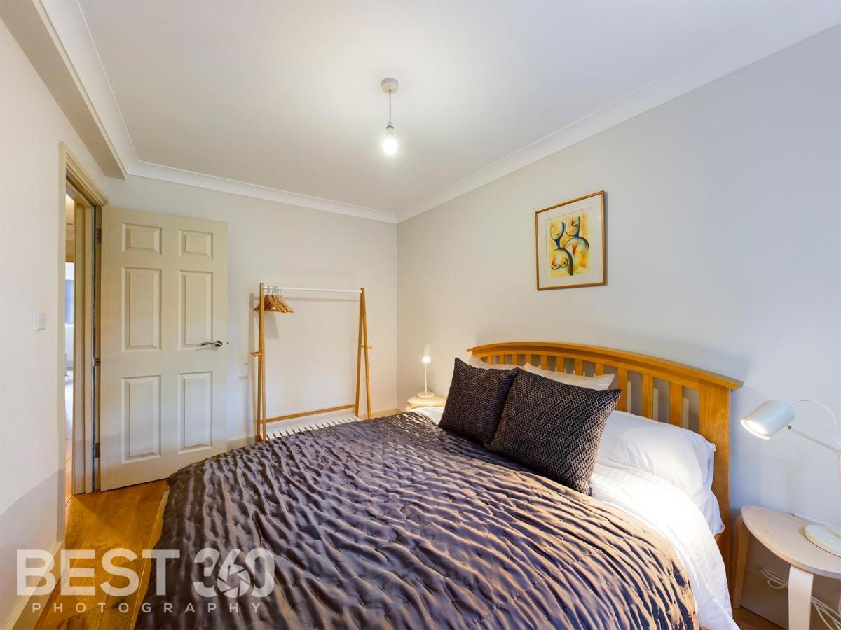 Redhill Town Centre Apartment By Livingo Bagian luar foto
