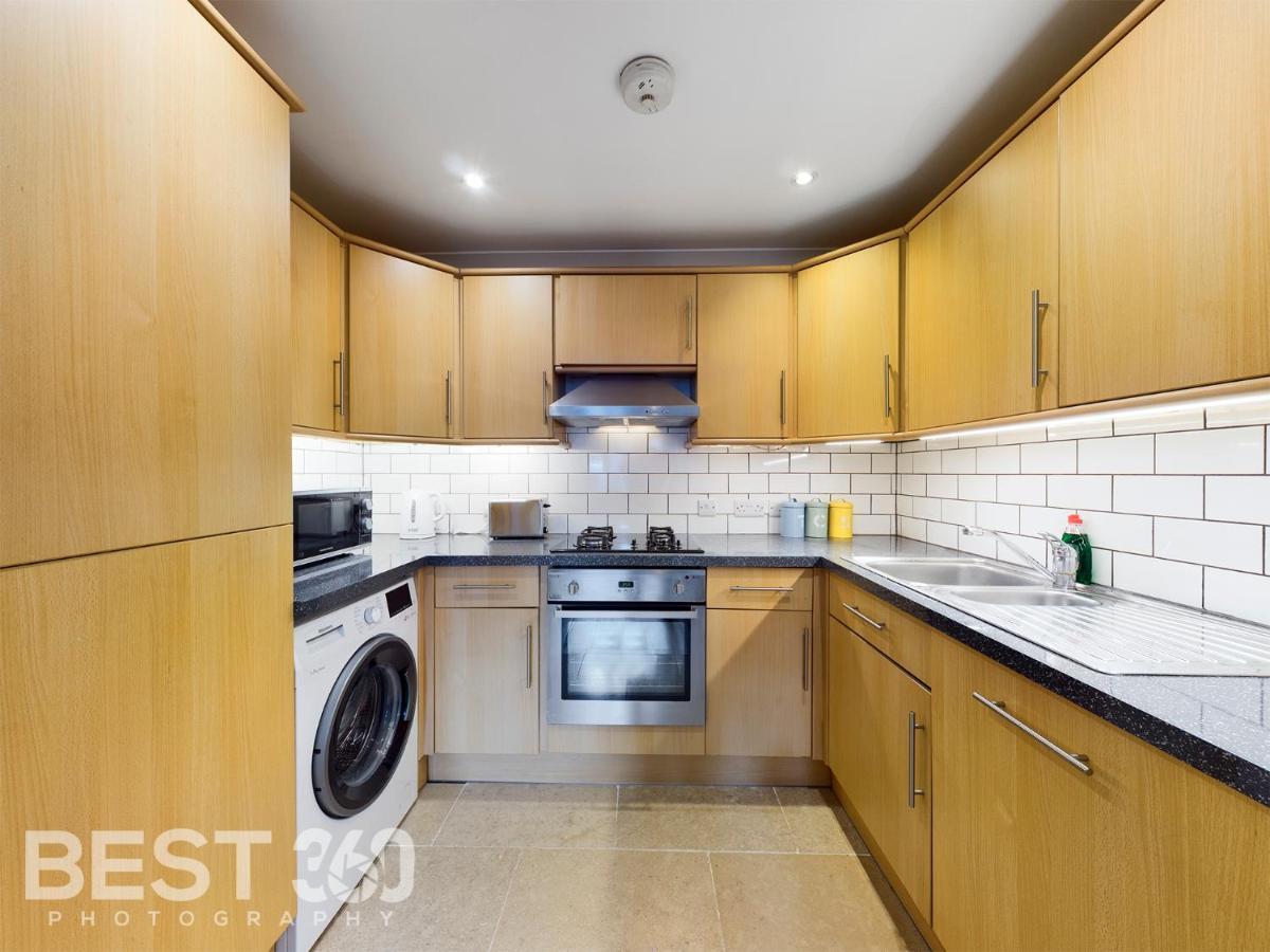 Redhill Town Centre Apartment By Livingo Bagian luar foto