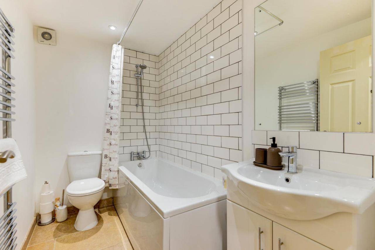 Redhill Town Centre Apartment By Livingo Bagian luar foto