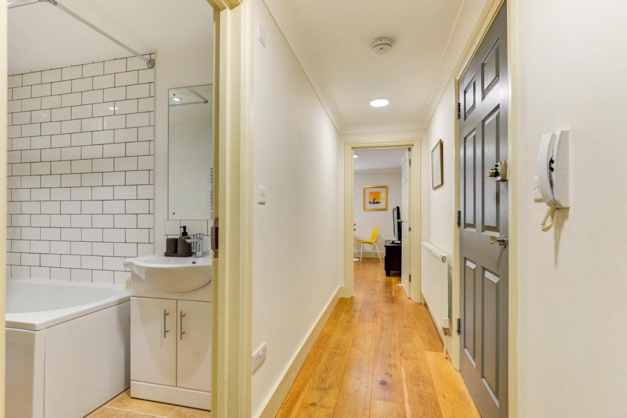 Redhill Town Centre Apartment By Livingo Bagian luar foto